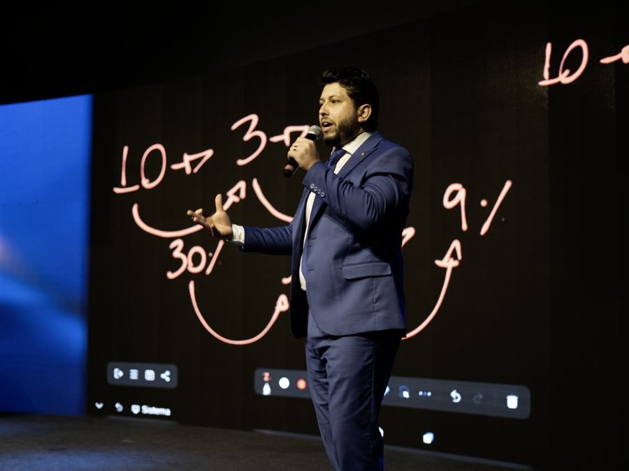 Itamar explicando no palco