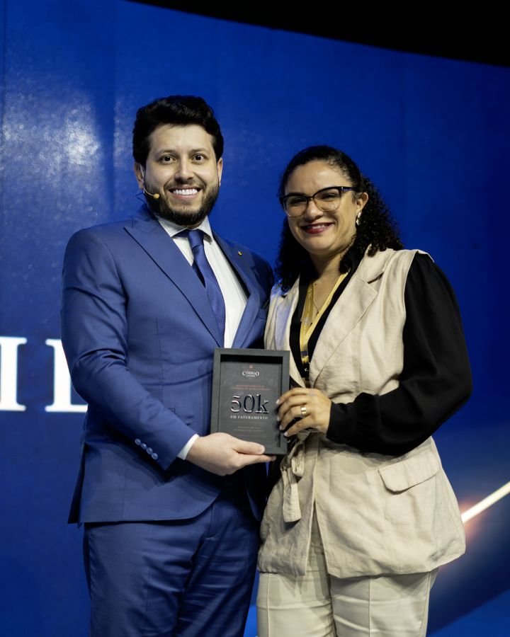 Mentorada recebe placa de reconhecimento